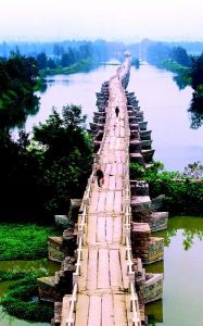 宋紹興八年，僧祖派始築石橋未就，二十一年來趙令衿成之，釃水三百六十二道（即分水道為三百六十二孔），長八百十有一丈，寬一丈六尺……”