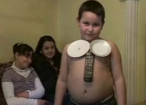 “磁鐵男孩”連瓷器制的盤子也能吸附住