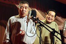 鄭福山（右）為劉文步量活。