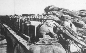 守衛盧溝橋的戰士在掩體後面準備戰鬥