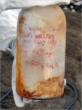 瓶子中裝著曼哈頓計畫中產生的核廢料