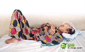 埃德特遭父親和牧師強灌強酸驅魔後嚴重受傷，最終不治