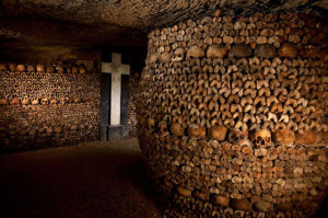 在巴黎地下墓穴堆疊整齊的頭骨、脛骨和股骨後面堆放著凌亂的骨骼。十八和十九世紀，巴黎人從過滿的墓地挖出數百萬具骷髏，在夜裡扔進舊採石場隧道。
