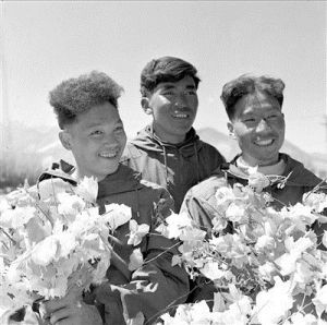 1960年，我國首次登上地球之顛的3名英雄。