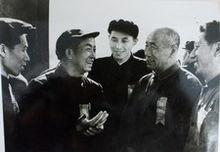 孟泰和鐵人王進喜(左)在交談