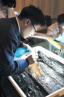 工作人員清理簡牘