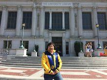 伯克利加州大學圖書館前