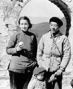1959年，黃昆和夫人李愛扶（英國人）遊覽北京長城
