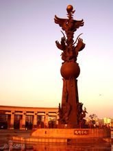鳩茲廣場主雕塑傍晚風景圖