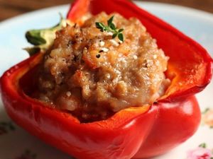 鮮蝦豬肉釀彩椒選取手工剔取的只有18%肥肉的豬五花肉，剁成豬肉糜，再加入手剝的鮮蝦肉，切成大粒，使得肉餡中鮮香帶點微甜。裝在漂亮的彩椒盅里，彩椒甜而不辣，富含多種維生素（包含有美白成分的Vc喲）和微量元素