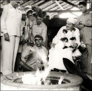 美赫巴巴親手點燃度內火