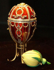 1895年，尼古拉斯二世送給他妻子的一枚玫瑰彩蛋