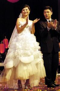 穿著紙婚紗的新娘邰靜與新郎梁爽