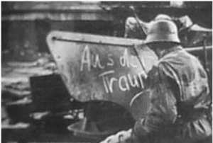 裝甲教導師於44年12月24日攻占羅什福爾。在把美軍趕跑後士兵們就可以準備慶祝聖誕節的活動了，這位老兄正在被遺棄的美軍反坦克炮炮盾上“題詞” .