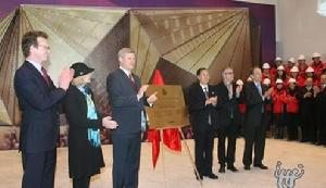 加拿大總理史蒂芬•哈珀（左三）與上海世博會中國政府總代表華君鐸（右三）一起為加拿大館揭牌
