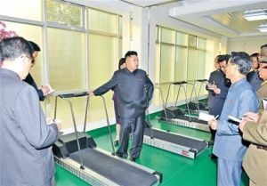 朝鮮最高領導人金正恩（中）