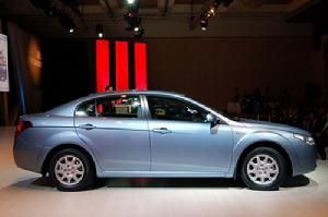 奔騰B50側面外形