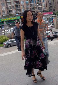 2009年7月15日,胡斌的父母先後進入法院