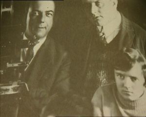 左上角攝像機後面的男人是攝影師，右下角那個女人就是艾瑪，希區柯克的妻子。