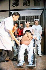 廣州市復大腫瘤醫院，護士將象面人黃春才送進病房。