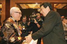 郭金龍市長為顏老頒發榮譽證書