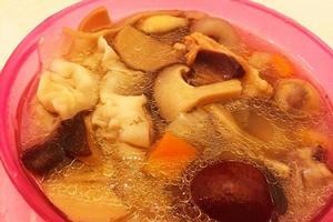 雞腿菇胡蘿蔔煲雞腿雞湯 雞腿菇胡蘿蔔煲雞腿雞湯