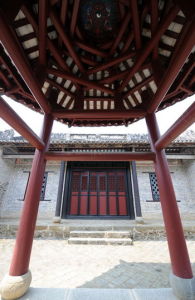 矗立在岑氏祠堂天井的四角涼亭