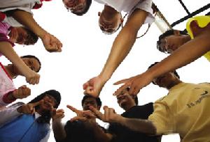 （圖）曲靖一中的球場上，理A18班的同學正在猜拳分隊準備打籃球。