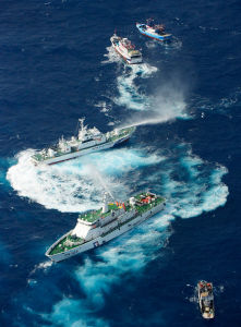 2012年9月25日，台灣保釣漁船進入釣魚島海域，台方漁船遇到20幾艘日本艦艇左右跟隨，日本海上保全廳向台灣漁船噴水加以驅離，以“德星艦”為首的台灣海巡艦艇也以水柱還擊。