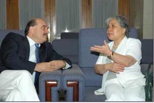 歐萊雅中國總裁蓋保羅(左)和中國科協副主席韋鈺(右)在新聞發布會前熱烈交談