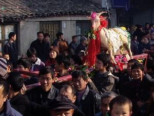 全羊（覆羊）是主要祭品之一。用於燈祭的羊稱為廟頭羊，掛有鐵牌，上銘蕭王廟三字，尊為神物。任其遊走覓食，即使吃了莊稼也不能打。傳說歷來的廟頭羊平時行蹤無定，祭期將至便自行回鄉，數百年來從無失誤。