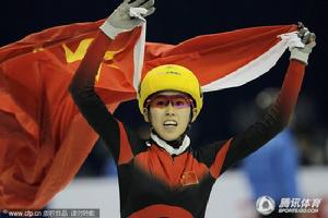 范可新奪冠後手舉國旗