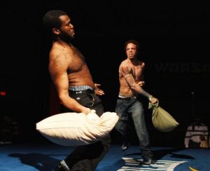 兩名選手在比賽中爭鬥