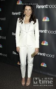 蘿拉白色套裝展現成熟魅力