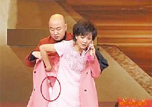 大衣上的標籤還沒剪