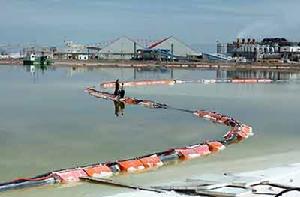 青海鹽湖工業集團的工人在察爾汗鹽湖上作業