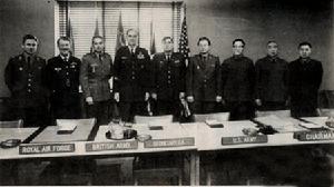 （圖）1976年，軍參團在一次全體會議後的合影。右側三位是中國的陸、海、空軍代表。
