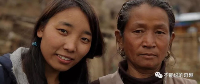 （德吉和母親）