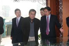 尹衍梁（中間）