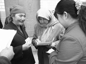 鐵克其鄉艾蘭巴格村向該村30名貧困黨員贈送了米麵油