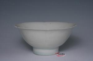 湖田窯青白釉出筋花口碗 湖田窯青白釉出筋花口碗