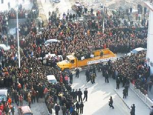 陝西府谷縣押解3殺人搶劫嫌犯