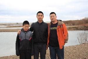 左起被救兒童 郭升 被救兒童父親