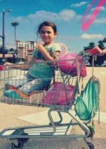 海莉（布麗婭&middot;維納特 飾）22歲，莫妮的年輕媽媽。她由於失業和女兒居住在一個汽車旅館單間裡，平日裡靠垃圾食品和慈善捐助為生。平時喜歡躺在房間大床上，吸菸，看電視，拍照，但即使生活再不順，她也從沒把不爽的心情發泄給女兒。由於不求上進，逐漸墮落到靠賣淫來賺錢。