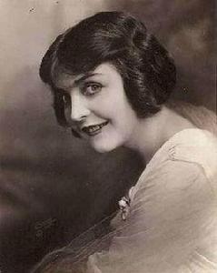 伊妮德·貝內特 伊妮德·貝內特