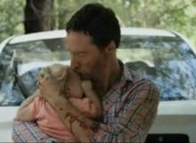 內心複雜又痛苦的爸爸在親吻寶寶