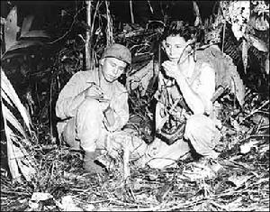 在熱帶叢林中工作的美軍納瓦霍密碼員