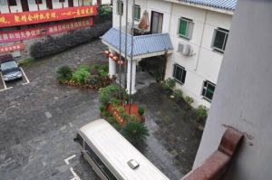 雜亂的停車導致前院景觀的混亂