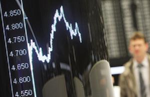 “裸空交易”是投資者並不借入股票而直接在市場上賣出根本不存在的股票、在股價下跌時再買回股票獲得利潤的投資手法。