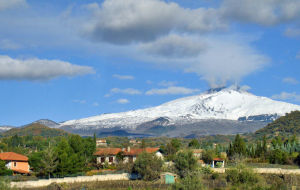 埃特納火山山腳下的民居